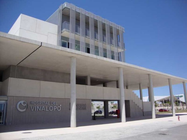 El Hospital del Vinalopó niega que reutilice material de un solo uso como catéteres