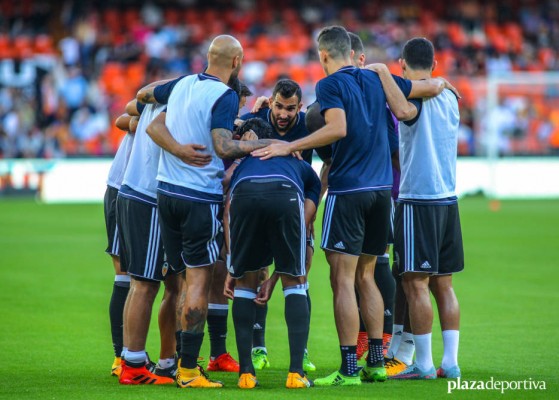 El vestuario, ilusionado ante la opción de pelear el liderato en Mestalla ante el Barça