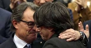 El expresidente Artur Mas con su sucesor en la Generalitat de Cataluña, Carles Puigdemont. Foto: EFE - 