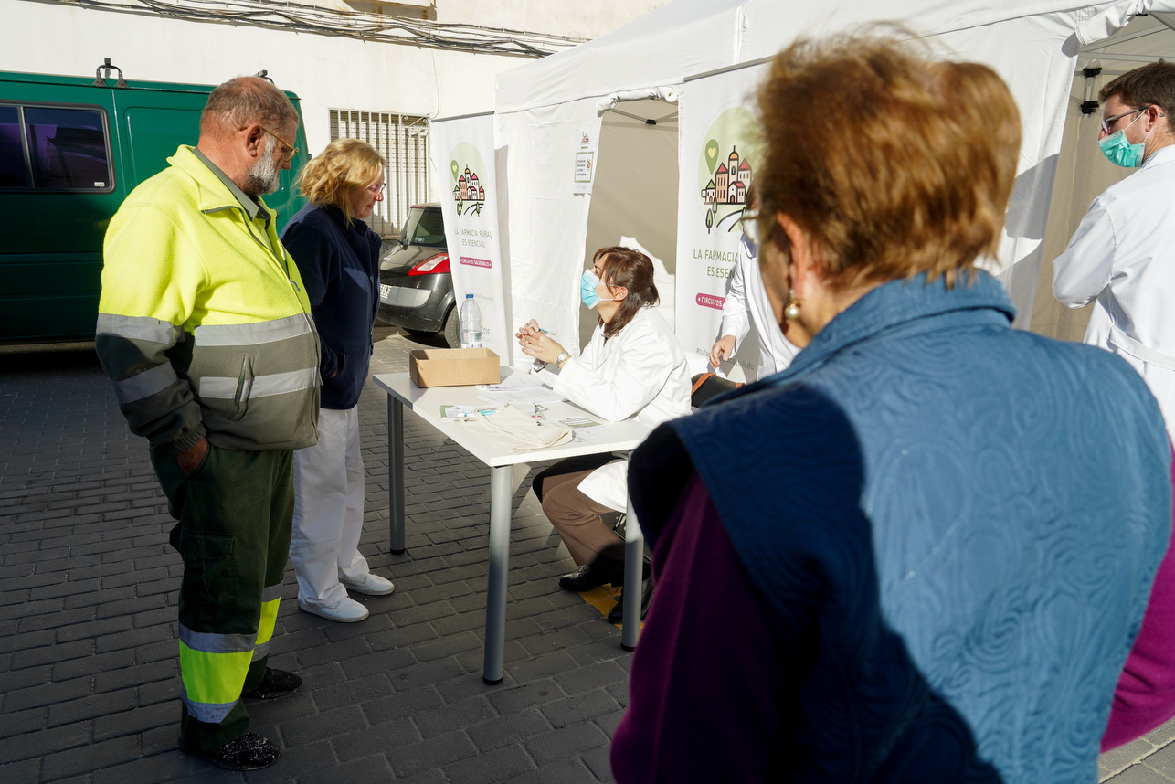 Micof lleva a Alfauir su campaña  'La farmacia rural es esencial – circuitos saludables' (Fotos: Eduardo Manzana)