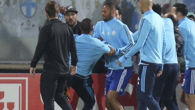 El Marsella abre una investigación interna tras la patada de Evra a un aficionado