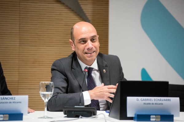 Echávarri dice que no dimitirá y se muestra tranquilo sobre el despido de la cuñada de Barcala