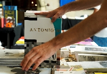 Entre el juego y la estrategia política: así es la propuesta gráfica de Antonio Ballesteros para Recreo