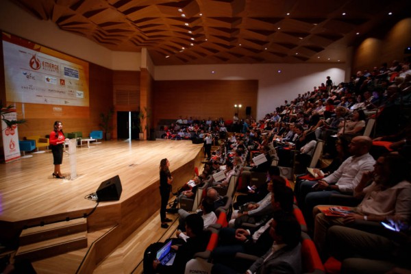 Emerge Alicante despierta el interés por la felicidad en las empresas y desborda el aforo del Adda