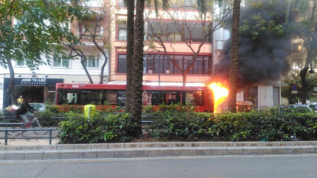Arde un autobús de la EMT en ruta por la avenida Regne de València