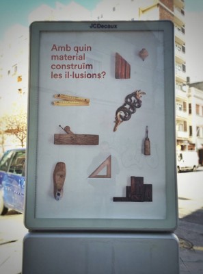 Una misteriosa campaña cubre Valencia de carteles