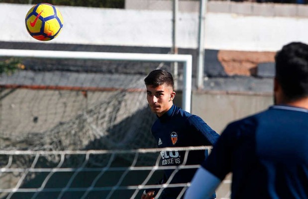 Ferrán Torres entrena con el equipo, ya sin internacionales