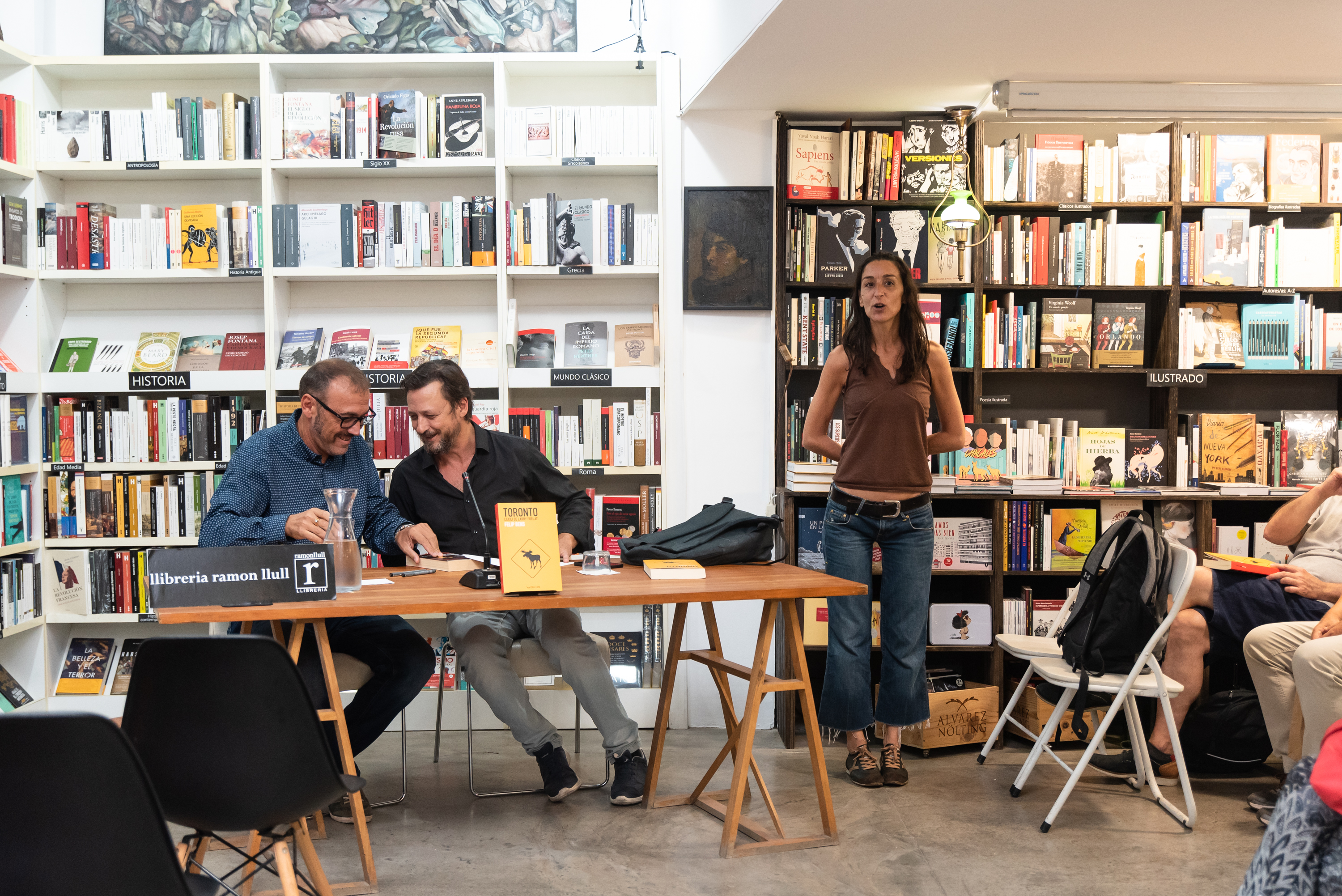 Felip Bens desplega els fils narratius  de 'Toronto' junt amb Bernardo Carrión (Fotos: Camila Stornini)