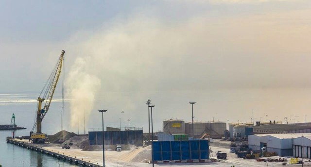 La confederación de vecinos denuncia la toxicidad de los graneles del Puerto con un informe propio