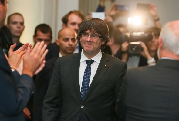 Puigdemont acompaña en Bruselas a los 200 alcaldes independentistas que protestan contra Rajoy 