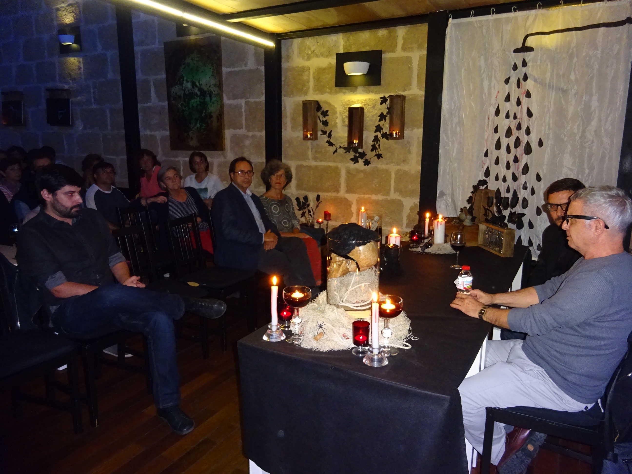 Ferran Torrent y Xavi Aliaga, durante su charla, ante el conseller Vicent Soler, entre el público. - 