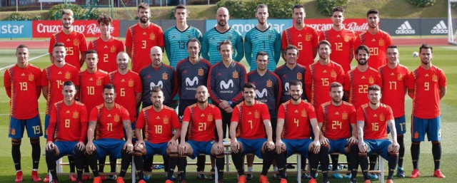 La selección posa con la polémica camiseta que utilizará en el Mundial de Rusia