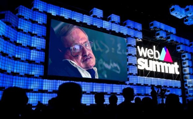 Stephen Hawking da por perdida la Tierra y propone trasladar a la humanidad a Alpha Centauri

