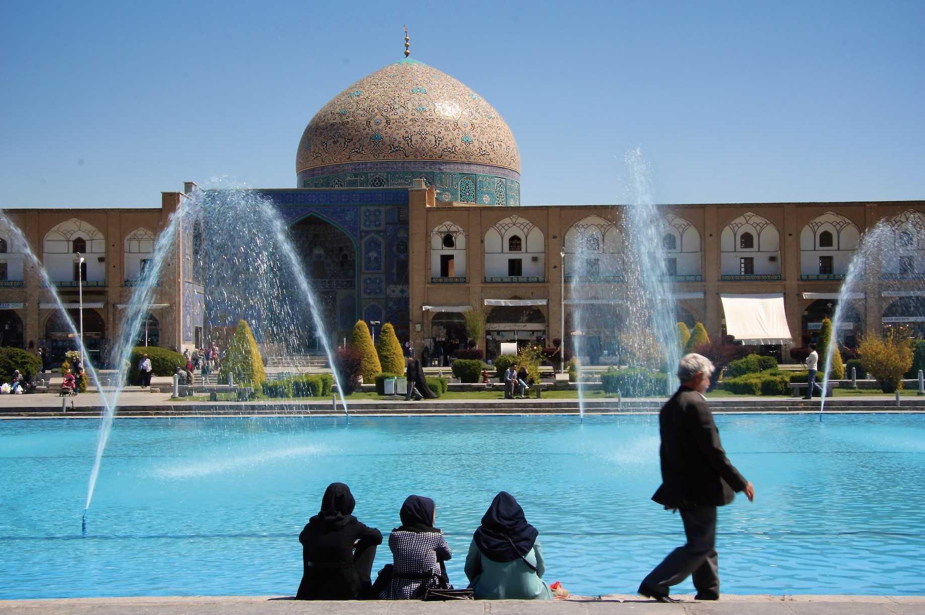 Plaza Naqsh-e Jahan con la mezquita de Lotfollah al fondo (FOTO: XAVI MORET) - 