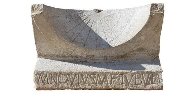 Descubren un reloj de sol de dos mil años de antigüedad intacto en unas ruinas de Italia

