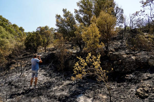 Personal de extinción y vecinos conviven con el fuego de Bejís (Fotos: Eduardo Manzana)