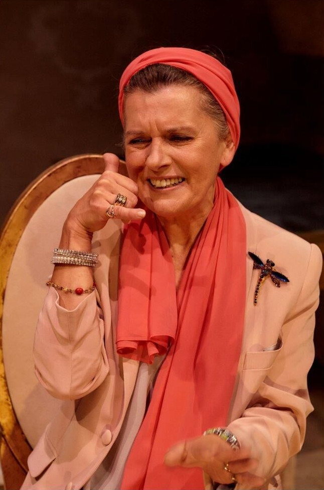 Retrato de mujer con monarquía al fondo