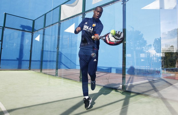 La plantilla del Valencia CF cambia el fútbol por el pádel