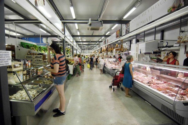 Àgora d'Elx vuelve a preguntar por la no licencia de la terraza de la cafetería del mercado provisional
