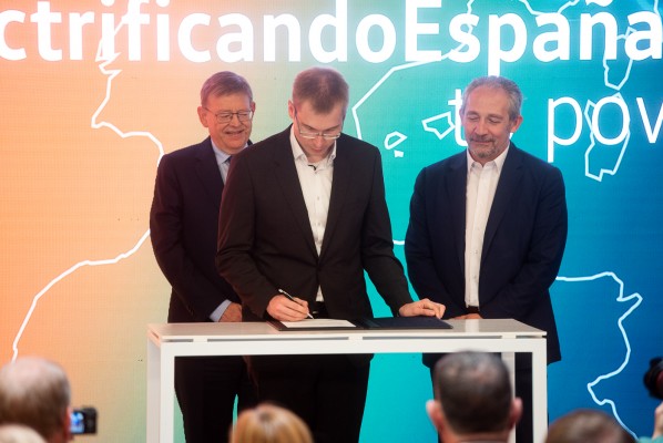 Firma del convenio para la planta de baterías de Sagunt entre la Generalitat y VW (Foto: Kike Taberner)