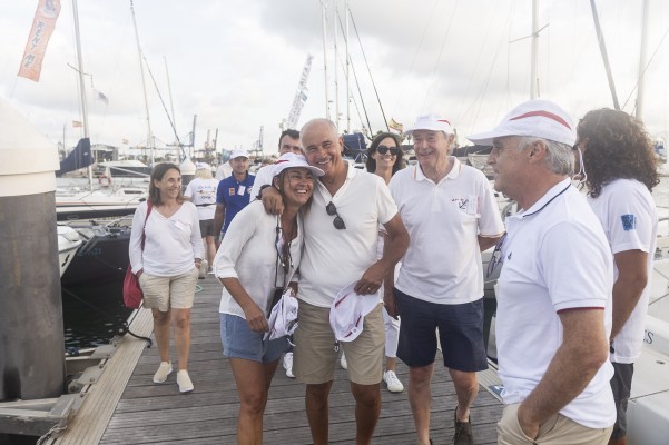 Regata organizada por la Asociación Española de Directivos (AED) en la Marina de València (Fotos: IRENE BERNAD)