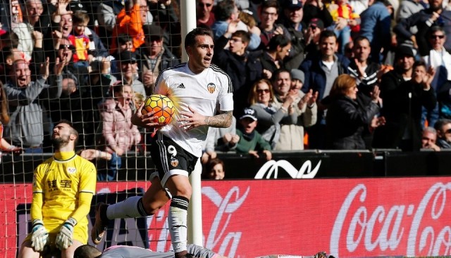 El ímpetu de Alcácer y la genialidad de Negredo rescatan un punto