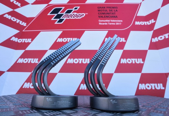El campeón de MotoGP se llevará un trofeo diseñado por el estudio valenciano GimenoGràfic