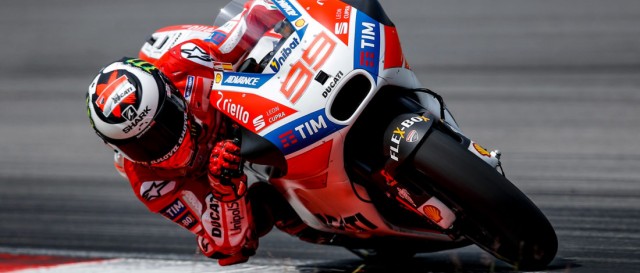 Ducati manda con Lorenzo en los libres de Cheste y Márquez sufre un pequeño susto

