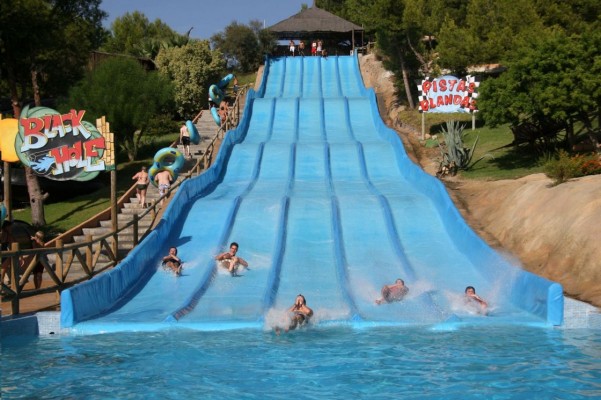 El grupo de Aqualandia factura un 7% más hasta 38 millones pero la deuda lastra su fondo de maniobra