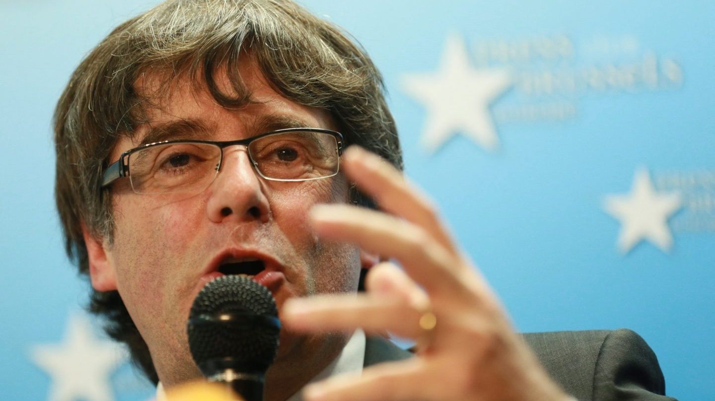 Carles Puigdemont, en su primera rueda de prensa tras su fuga a Bruselas. Foto: EFE  - 