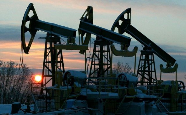 El barril de Brent se reafirma en mínimos de noviembre de 2003 por debajo de los 28 dólares