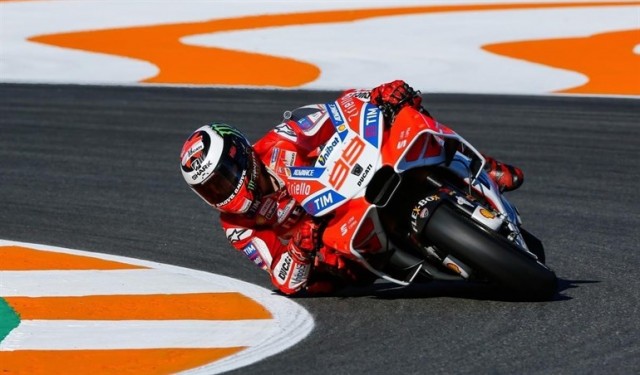 Ducati manda con Lorenzo en los libres de Cheste y Márquez sufre un pequeño susto