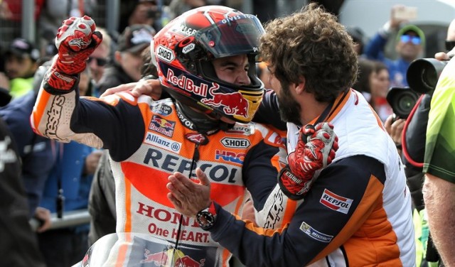 Márquez, con la pole y Dovi noveno, a por el Mundial