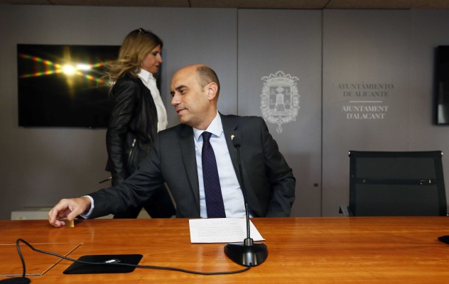 Echávarri reasigna las concejalías de Compromís y refuerza a Giménez como edil de Contratación 