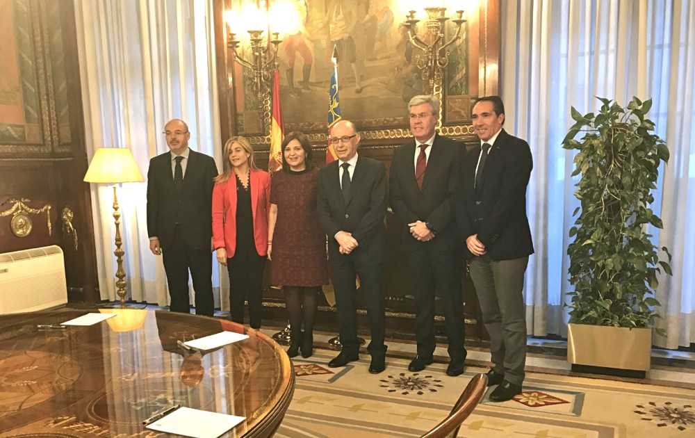 Montoro junto a la delegación valenciana liderada por Bonig este martes en el ministerio - 