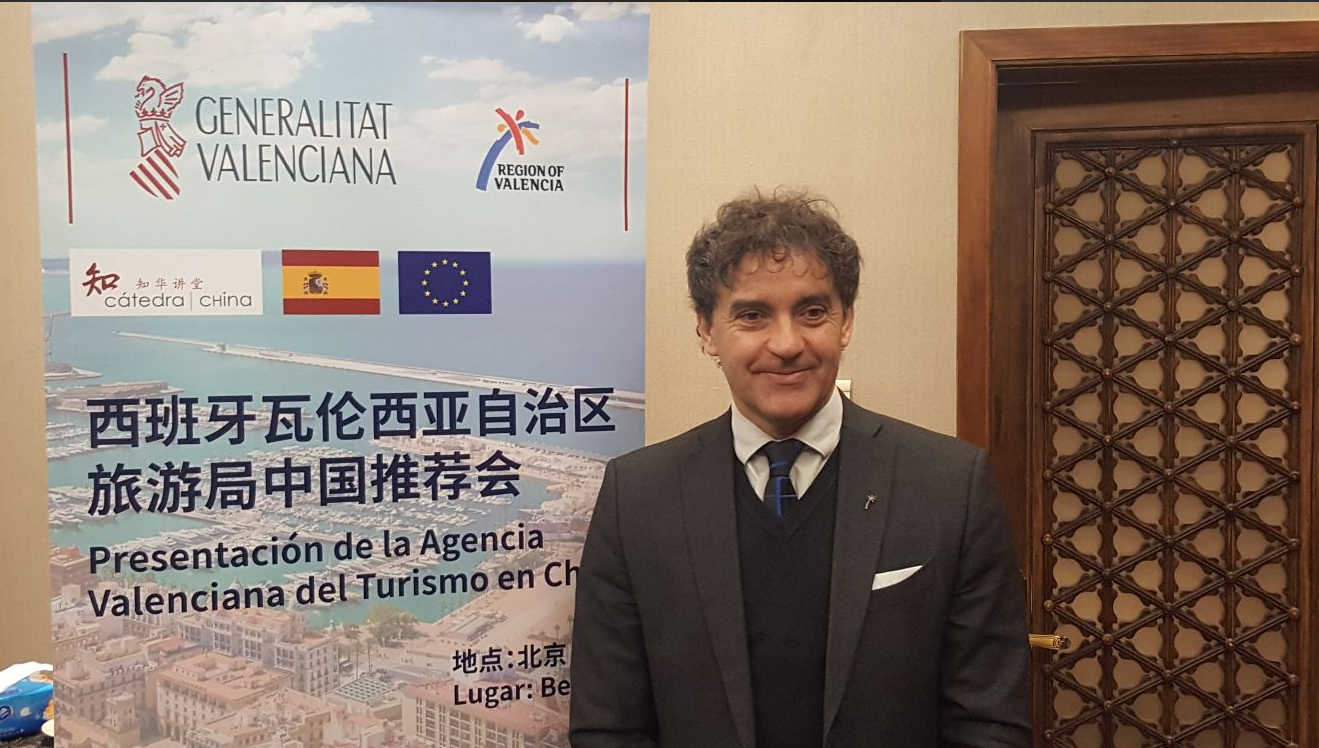 Colomer destaca que la nueva Ley de Turismo contempla la traducción al chino de toda la oferta turística