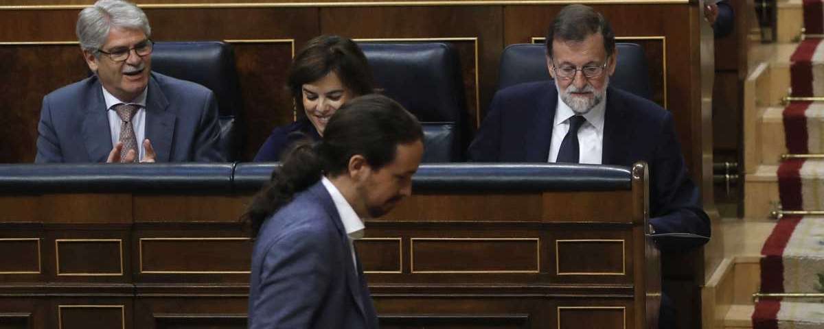 Pablo Iglesias cruza el Congreso por delante de Mariano Rajoy. Foto: EFE - 
