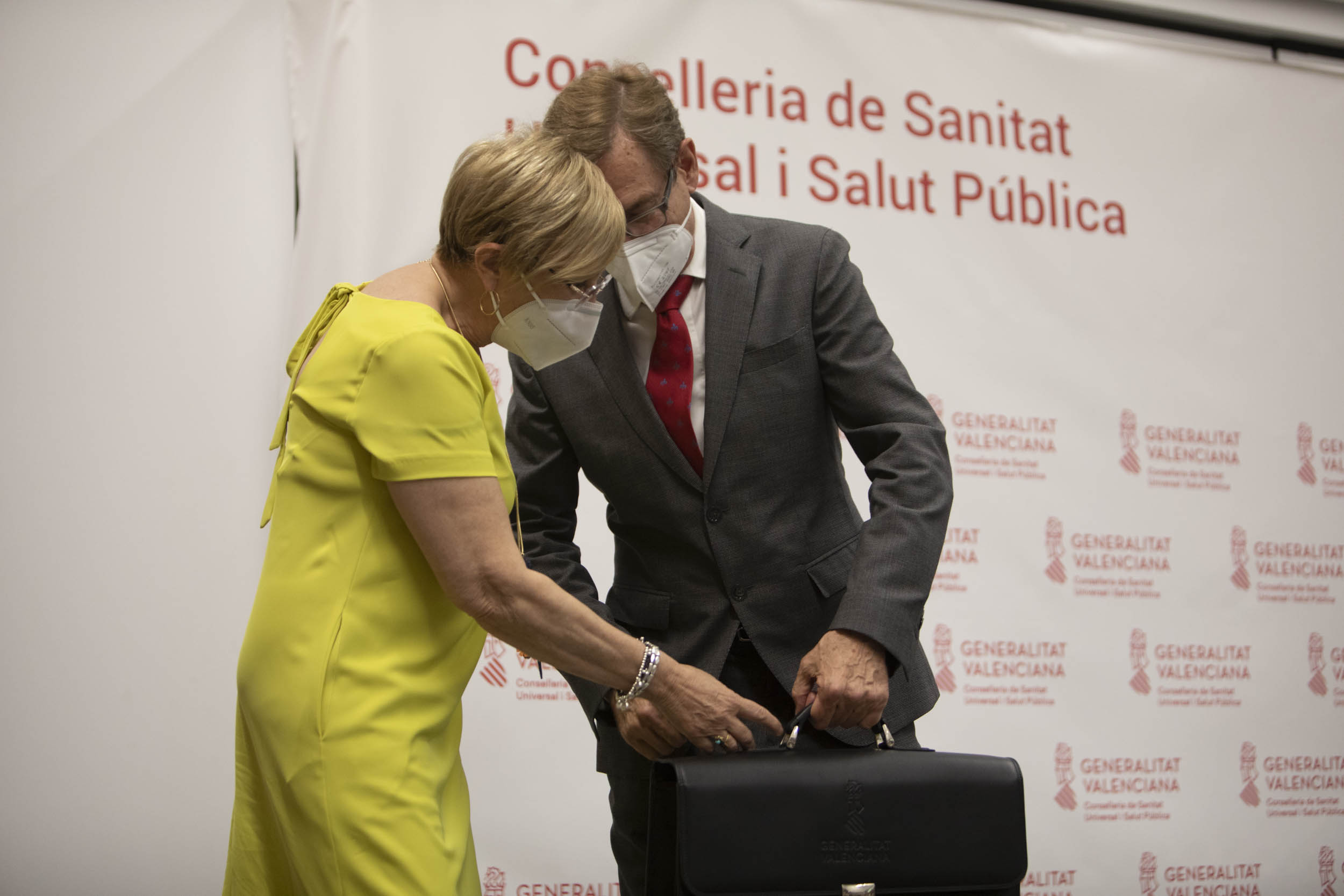 Traspaso de la cartera de Sanidad entre Ana Barceló y Miguel Mínguez (Fotos: Eva Máñez)
