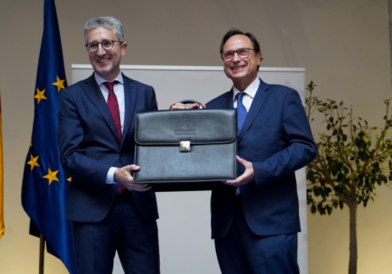 Traspaso de la cartera de Hacienda entre Vicent Soler y Arcadi España (Fotos: Eduardo Manzana)