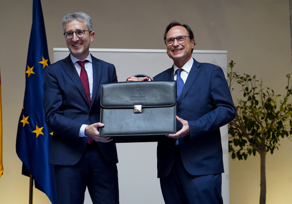 Traspaso de la cartera de Hacienda entre Vicent Soler y Arcadi España (Fotos: Eduardo Manzana)