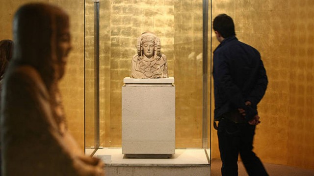 El Museo Arqueológico efectúa inspecciones extraordinarias tras hallar una hormiga en la Dama de Elche