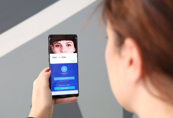 BBVA y Samsung presentan la primera cuenta bancaria accesible a través de un móvil y el iris