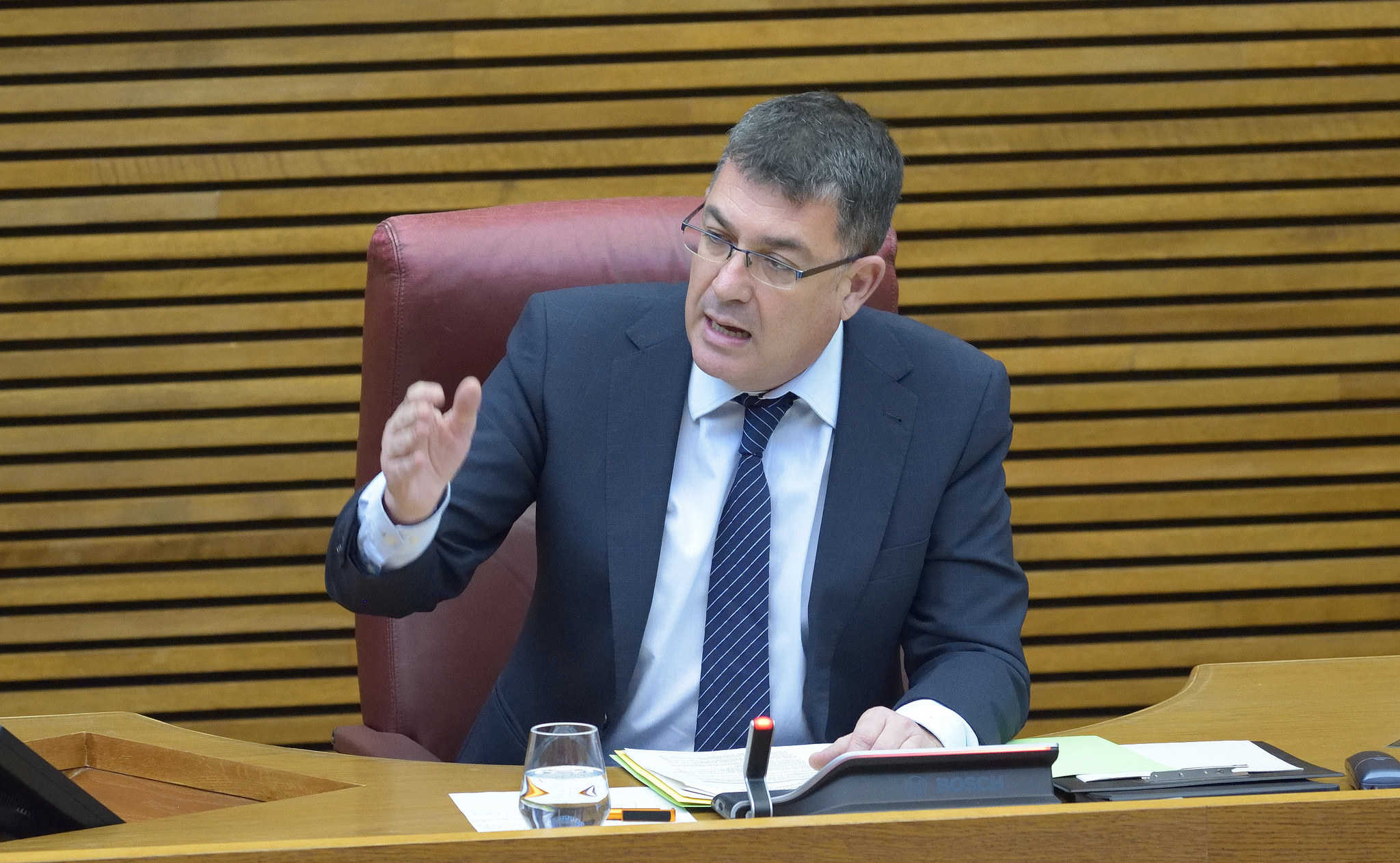 Morera riñe a los 'agermanats' por utilizar la sala de prensa de Les Corts