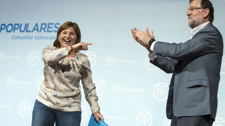 Isabel Bonig señala a Mariano Rajoy que la aplaude en un mitin del PPCV. Foto: EVA MÁÑEZ - 