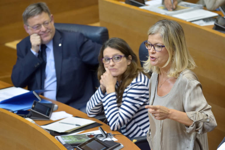 Ximo Puig y Mónica Oltra escuchan a Gabriela Bravo en Les Corts- Foto: VP. - 