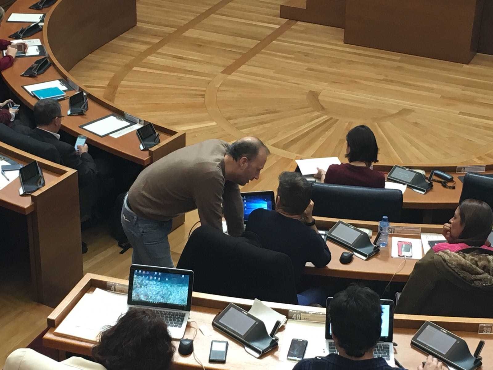 Alexis Marí conversa con el síndic de Compromís, Fran Ferri, en el pleno sobre la Ley de Acompañamiento. VP - 