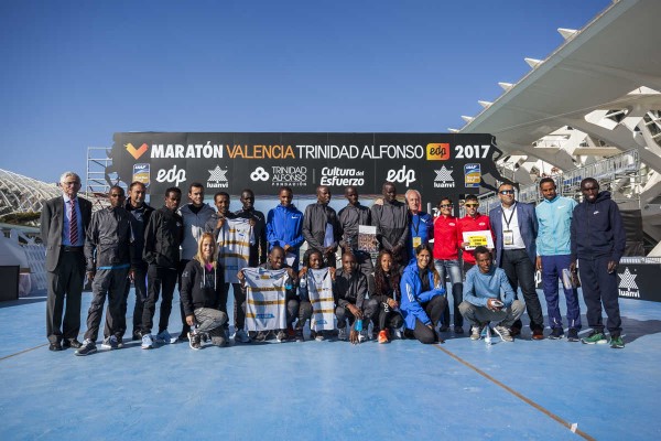 Siete atletas por debajo del récord de la prueba tomarán la salida del Maratón Valencia