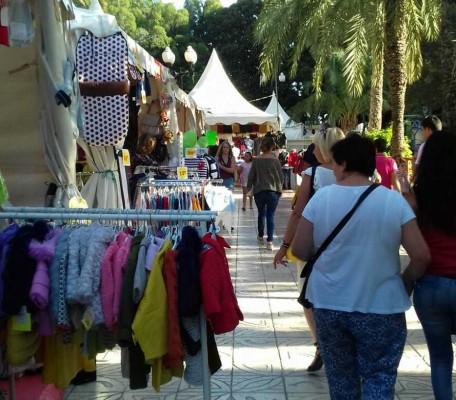Otra 'feria outlet' para la polémica: los comerciantes denuncian deficiencias y exigen correcciones  