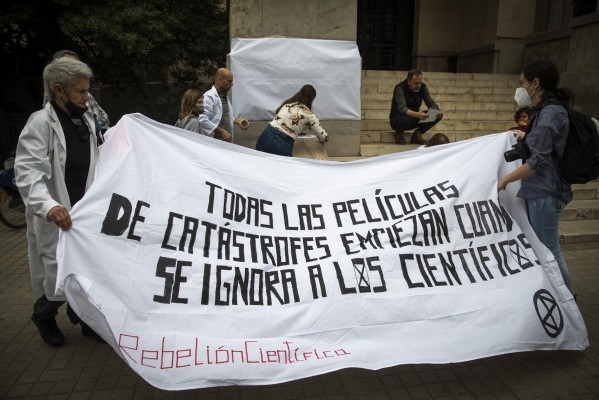 Científicos y universitarios se concentran en València para pedir una 