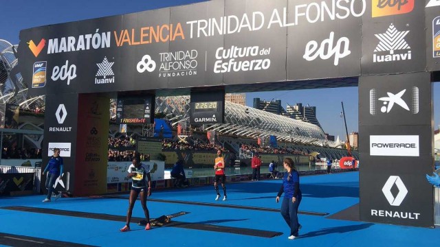 La etíope Zenebe ganó en Valencia con un tiempo de 2:26:17